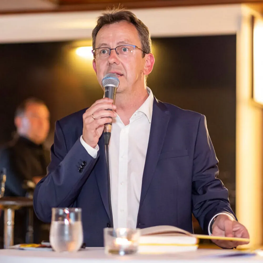 Wolfgang Frick am Mikrofon