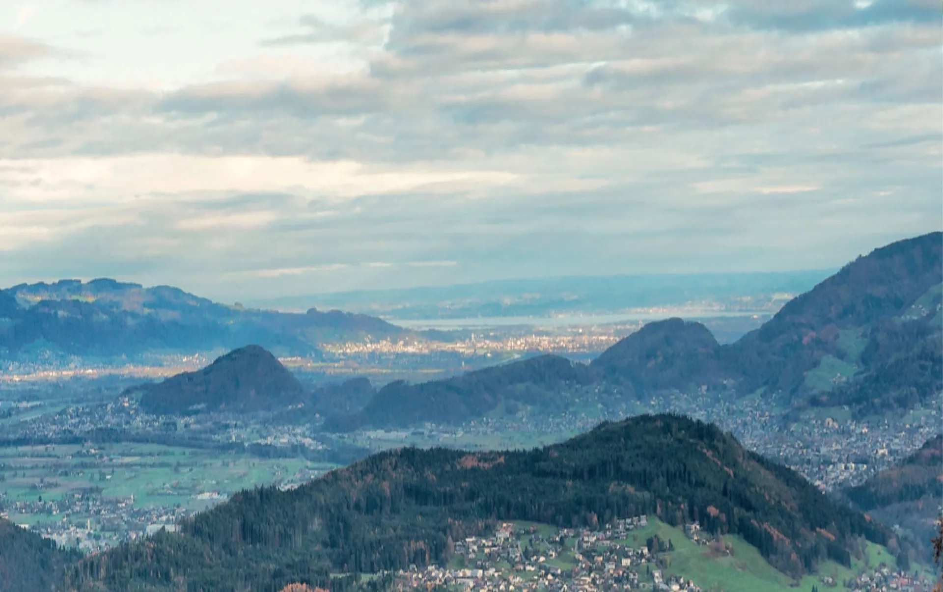 Panorama von der Bazora über das Rheintal bis zum Bodensee
