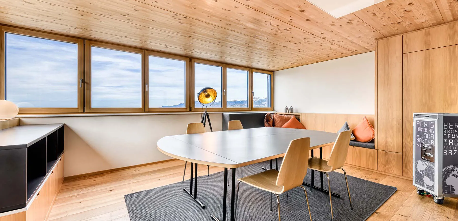 Seminartisch mit Panoramafenstern